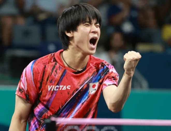 日本队逆转法国队，张本智和高光表现